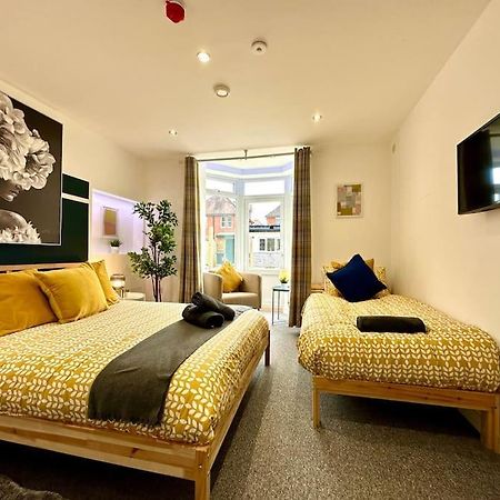 Massive New 8 Bedroom House Sleeps Up To 21 - Accepts Groups - Great Location - Free Parking - Fast Wifi - Smart Tvs - Sleeps Up To 21 People - Close To Bournemouth & Poole Town Centre & Sandbanks Экстерьер фото