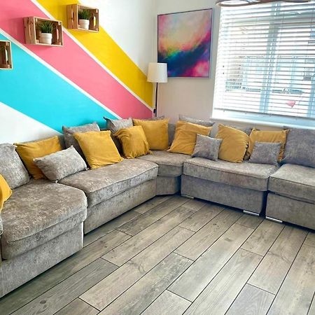 Massive New 8 Bedroom House Sleeps Up To 21 - Accepts Groups - Great Location - Free Parking - Fast Wifi - Smart Tvs - Sleeps Up To 21 People - Close To Bournemouth & Poole Town Centre & Sandbanks Экстерьер фото
