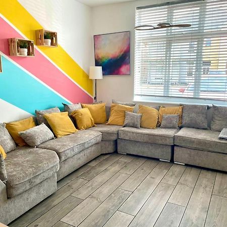Massive New 8 Bedroom House Sleeps Up To 21 - Accepts Groups - Great Location - Free Parking - Fast Wifi - Smart Tvs - Sleeps Up To 21 People - Close To Bournemouth & Poole Town Centre & Sandbanks Экстерьер фото