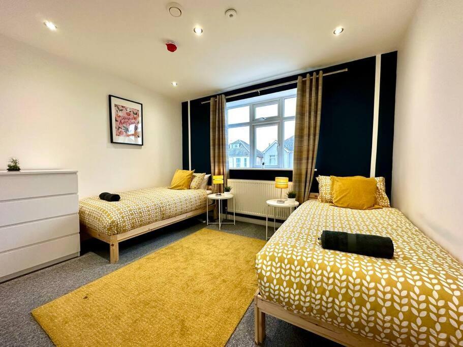 Massive New 8 Bedroom House Sleeps Up To 21 - Accepts Groups - Great Location - Free Parking - Fast Wifi - Smart Tvs - Sleeps Up To 21 People - Close To Bournemouth & Poole Town Centre & Sandbanks Экстерьер фото