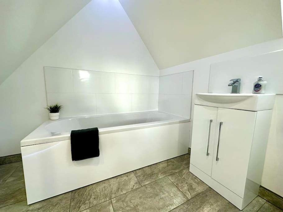 Massive New 8 Bedroom House Sleeps Up To 21 - Accepts Groups - Great Location - Free Parking - Fast Wifi - Smart Tvs - Sleeps Up To 21 People - Close To Bournemouth & Poole Town Centre & Sandbanks Экстерьер фото