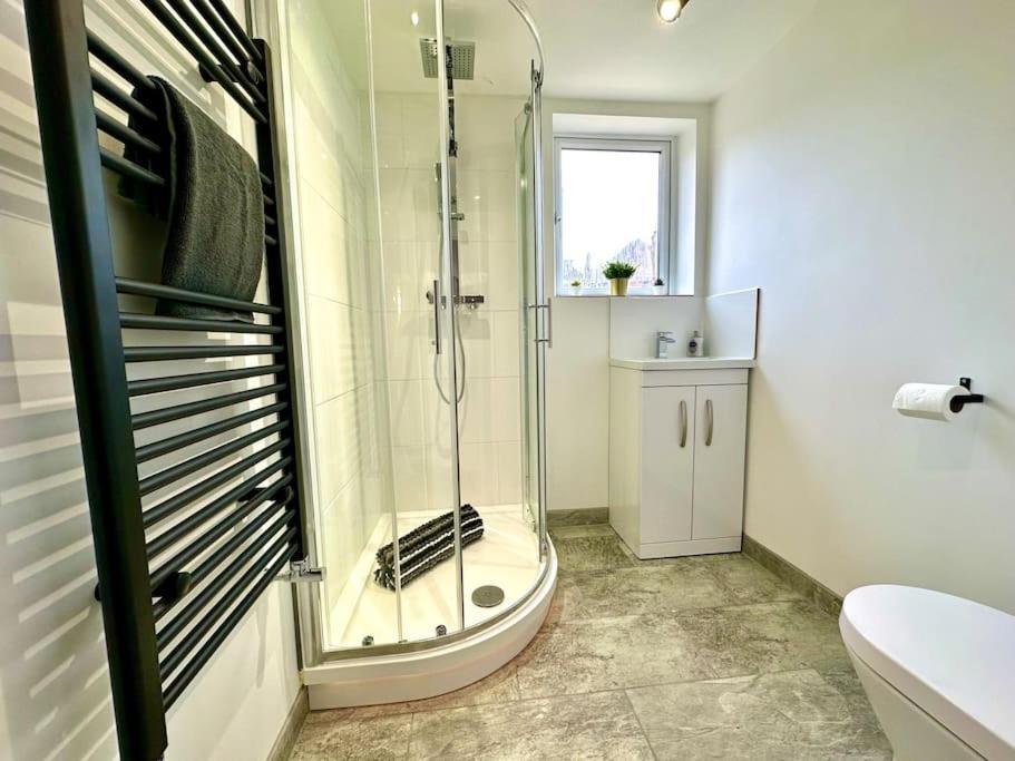 Massive New 8 Bedroom House Sleeps Up To 21 - Accepts Groups - Great Location - Free Parking - Fast Wifi - Smart Tvs - Sleeps Up To 21 People - Close To Bournemouth & Poole Town Centre & Sandbanks Экстерьер фото