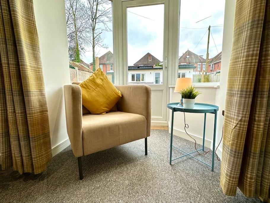 Massive New 8 Bedroom House Sleeps Up To 21 - Accepts Groups - Great Location - Free Parking - Fast Wifi - Smart Tvs - Sleeps Up To 21 People - Close To Bournemouth & Poole Town Centre & Sandbanks Экстерьер фото