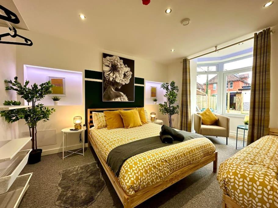Massive New 8 Bedroom House Sleeps Up To 21 - Accepts Groups - Great Location - Free Parking - Fast Wifi - Smart Tvs - Sleeps Up To 21 People - Close To Bournemouth & Poole Town Centre & Sandbanks Экстерьер фото