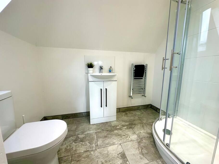 Massive New 8 Bedroom House Sleeps Up To 21 - Accepts Groups - Great Location - Free Parking - Fast Wifi - Smart Tvs - Sleeps Up To 21 People - Close To Bournemouth & Poole Town Centre & Sandbanks Экстерьер фото