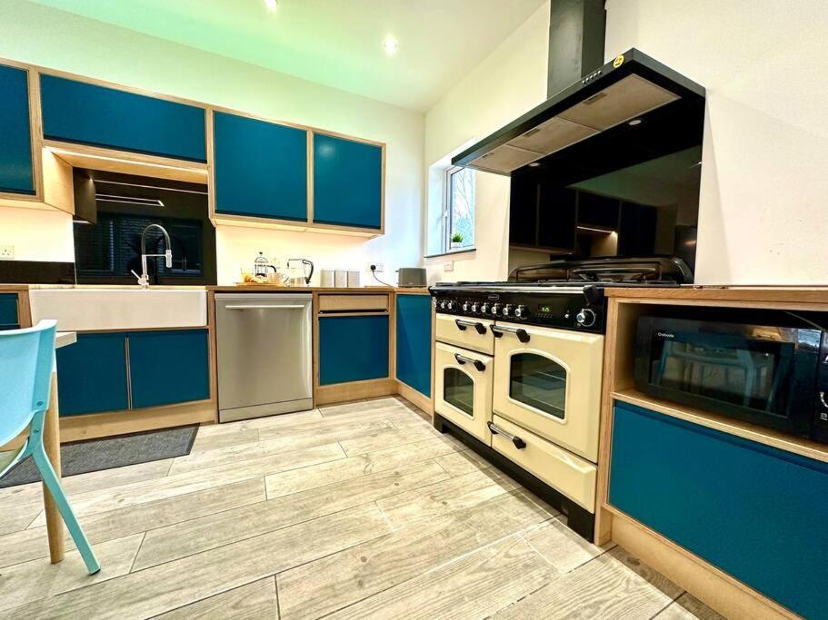 Massive New 8 Bedroom House Sleeps Up To 21 - Accepts Groups - Great Location - Free Parking - Fast Wifi - Smart Tvs - Sleeps Up To 21 People - Close To Bournemouth & Poole Town Centre & Sandbanks Экстерьер фото