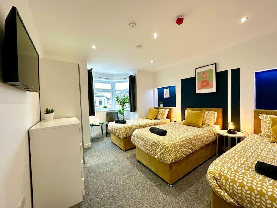 Massive New 8 Bedroom House Sleeps Up To 21 - Accepts Groups - Great Location - Free Parking - Fast Wifi - Smart Tvs - Sleeps Up To 21 People - Close To Bournemouth & Poole Town Centre & Sandbanks Экстерьер фото