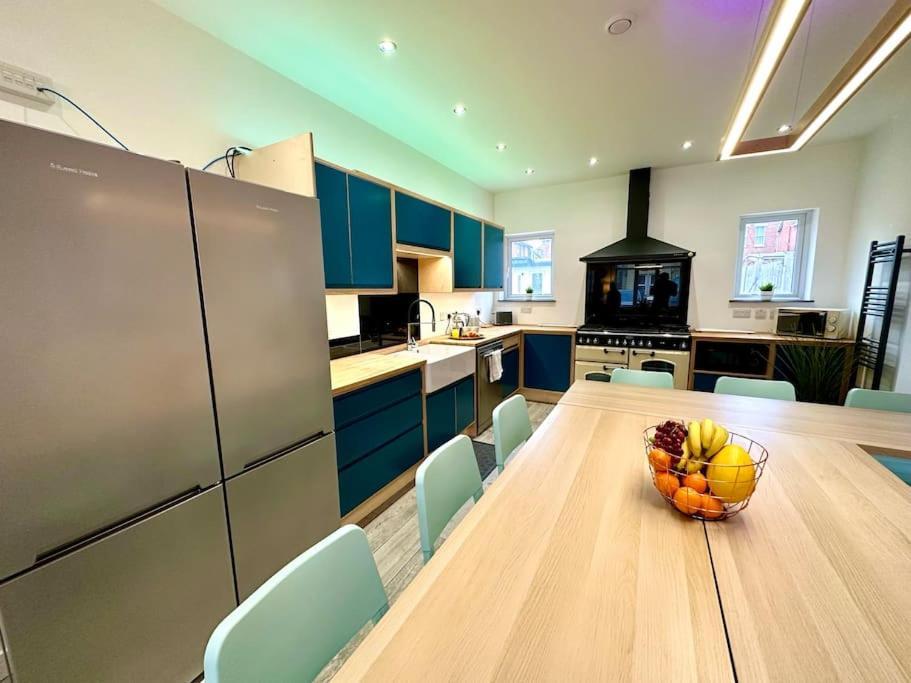 Massive New 8 Bedroom House Sleeps Up To 21 - Accepts Groups - Great Location - Free Parking - Fast Wifi - Smart Tvs - Sleeps Up To 21 People - Close To Bournemouth & Poole Town Centre & Sandbanks Экстерьер фото