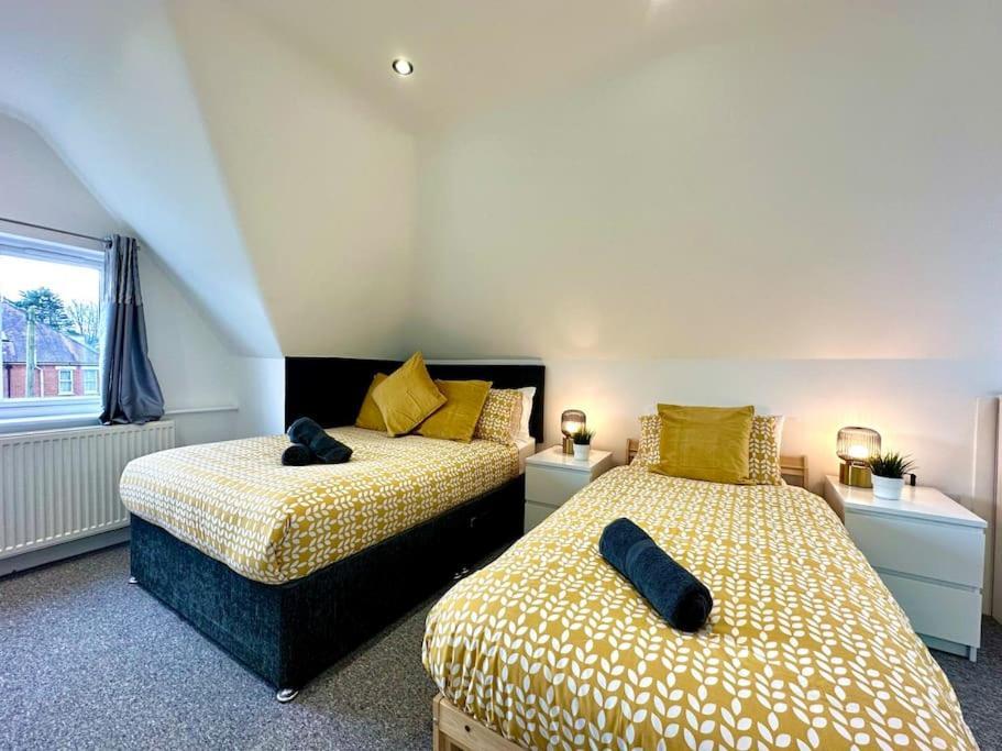 Massive New 8 Bedroom House Sleeps Up To 21 - Accepts Groups - Great Location - Free Parking - Fast Wifi - Smart Tvs - Sleeps Up To 21 People - Close To Bournemouth & Poole Town Centre & Sandbanks Экстерьер фото