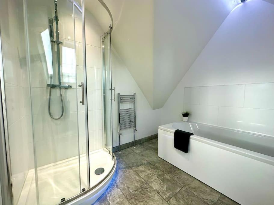 Massive New 8 Bedroom House Sleeps Up To 21 - Accepts Groups - Great Location - Free Parking - Fast Wifi - Smart Tvs - Sleeps Up To 21 People - Close To Bournemouth & Poole Town Centre & Sandbanks Экстерьер фото