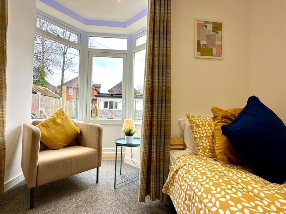 Massive New 8 Bedroom House Sleeps Up To 21 - Accepts Groups - Great Location - Free Parking - Fast Wifi - Smart Tvs - Sleeps Up To 21 People - Close To Bournemouth & Poole Town Centre & Sandbanks Экстерьер фото