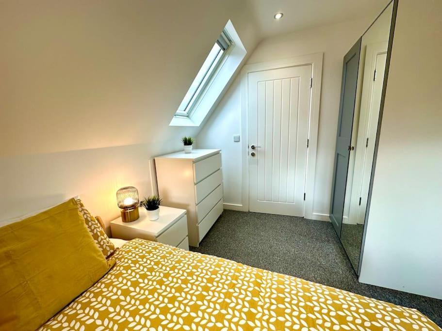 Massive New 8 Bedroom House Sleeps Up To 21 - Accepts Groups - Great Location - Free Parking - Fast Wifi - Smart Tvs - Sleeps Up To 21 People - Close To Bournemouth & Poole Town Centre & Sandbanks Экстерьер фото