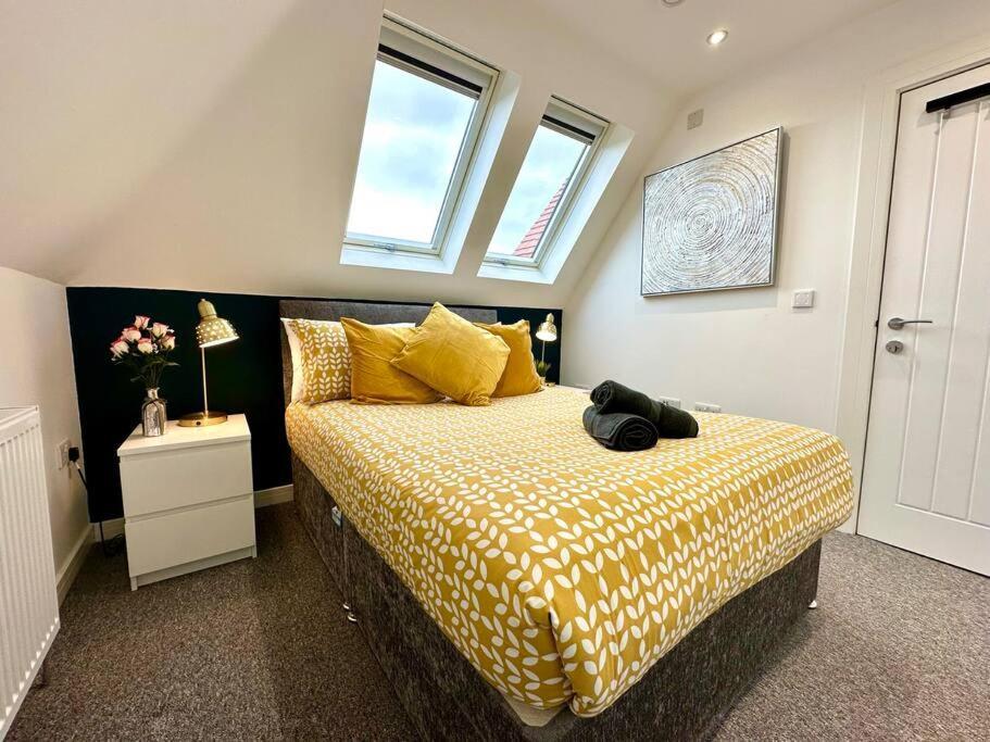 Massive New 8 Bedroom House Sleeps Up To 21 - Accepts Groups - Great Location - Free Parking - Fast Wifi - Smart Tvs - Sleeps Up To 21 People - Close To Bournemouth & Poole Town Centre & Sandbanks Экстерьер фото