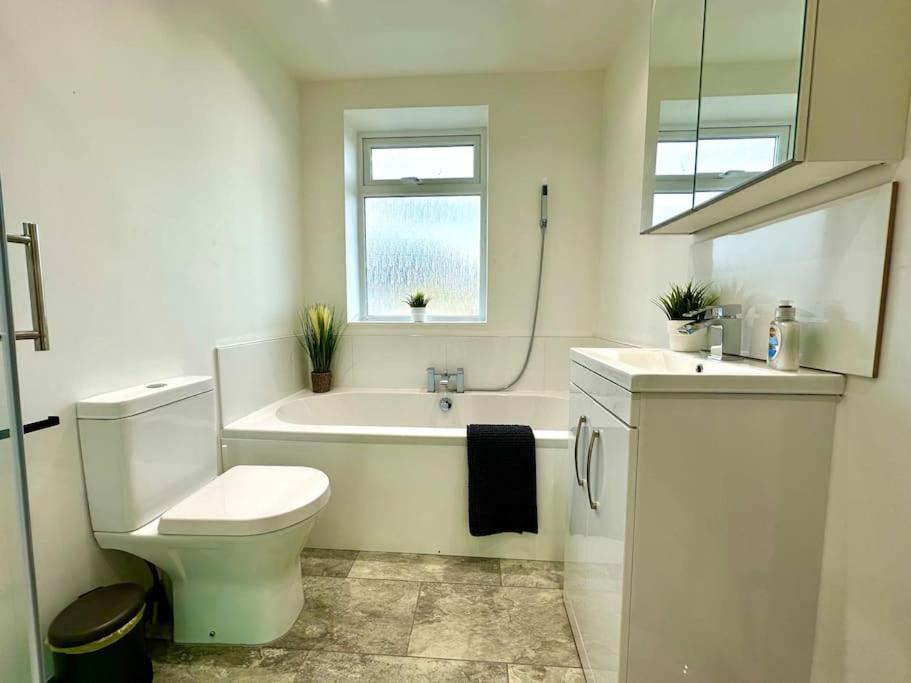 Massive New 8 Bedroom House Sleeps Up To 21 - Accepts Groups - Great Location - Free Parking - Fast Wifi - Smart Tvs - Sleeps Up To 21 People - Close To Bournemouth & Poole Town Centre & Sandbanks Экстерьер фото
