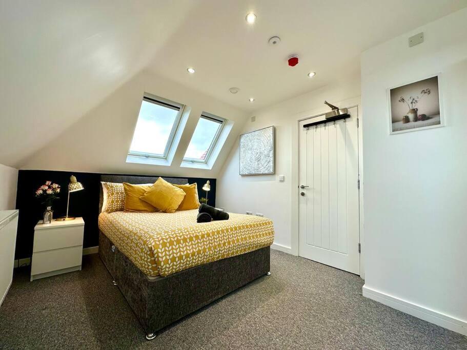 Massive New 8 Bedroom House Sleeps Up To 21 - Accepts Groups - Great Location - Free Parking - Fast Wifi - Smart Tvs - Sleeps Up To 21 People - Close To Bournemouth & Poole Town Centre & Sandbanks Экстерьер фото