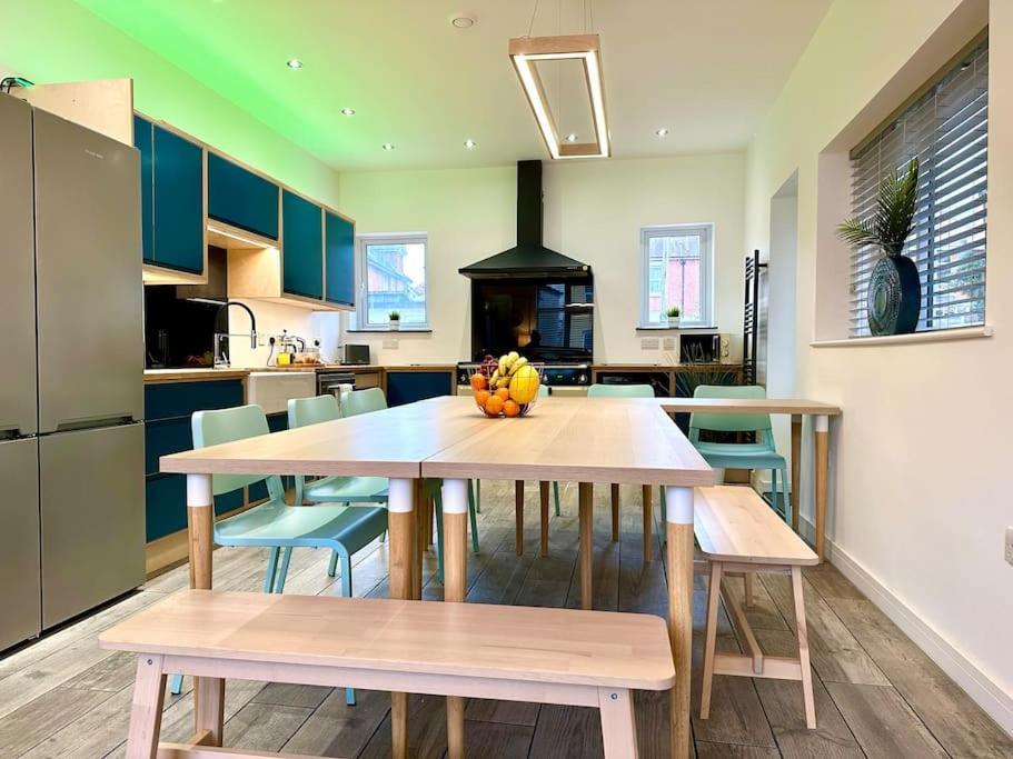 Massive New 8 Bedroom House Sleeps Up To 21 - Accepts Groups - Great Location - Free Parking - Fast Wifi - Smart Tvs - Sleeps Up To 21 People - Close To Bournemouth & Poole Town Centre & Sandbanks Экстерьер фото