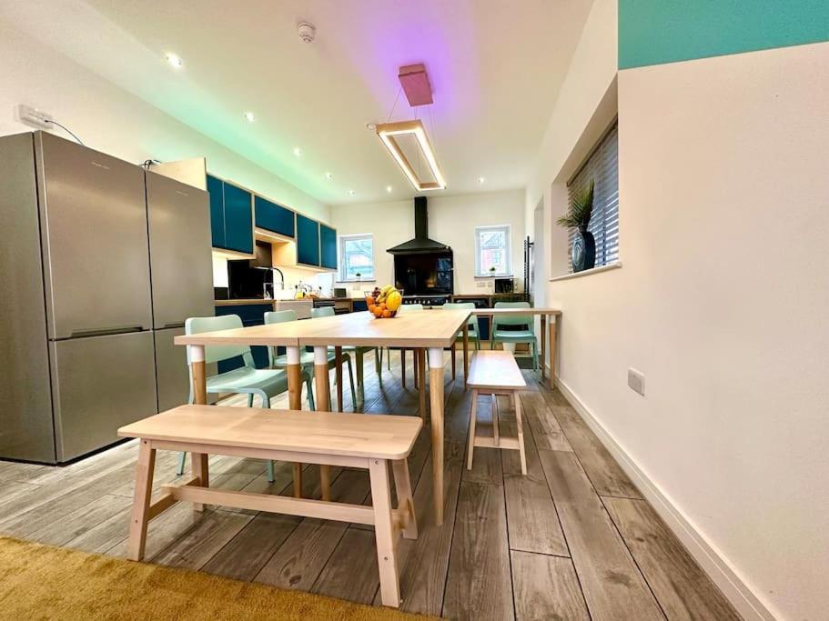 Massive New 8 Bedroom House Sleeps Up To 21 - Accepts Groups - Great Location - Free Parking - Fast Wifi - Smart Tvs - Sleeps Up To 21 People - Close To Bournemouth & Poole Town Centre & Sandbanks Экстерьер фото