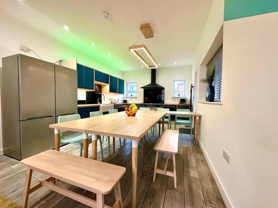 Massive New 8 Bedroom House Sleeps Up To 21 - Accepts Groups - Great Location - Free Parking - Fast Wifi - Smart Tvs - Sleeps Up To 21 People - Close To Bournemouth & Poole Town Centre & Sandbanks Экстерьер фото