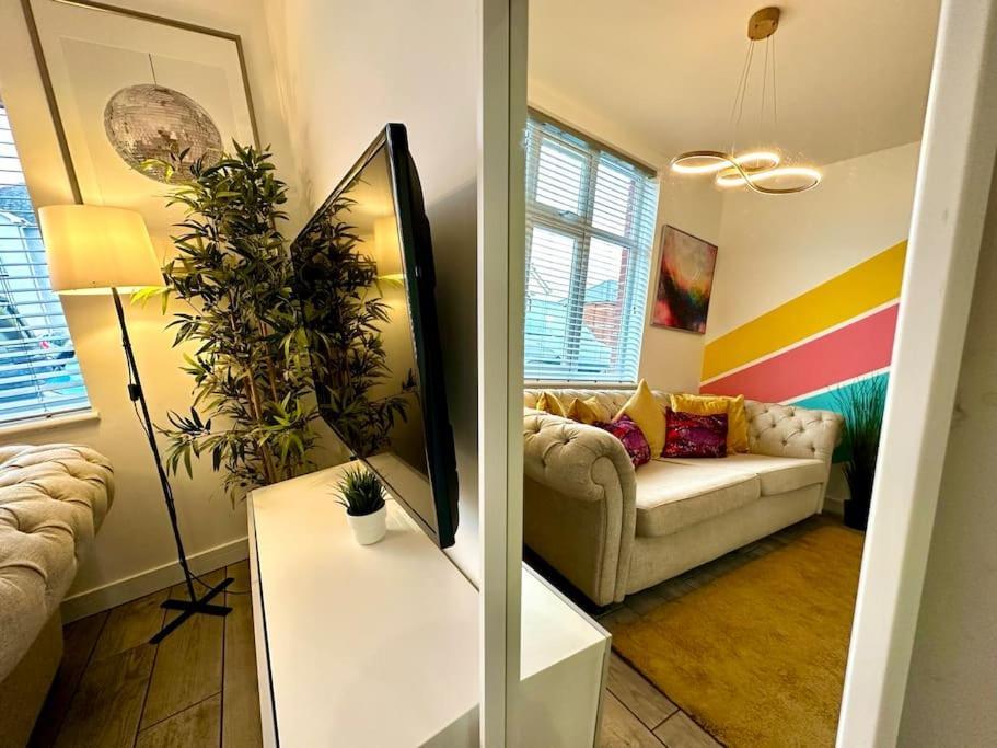 Massive New 8 Bedroom House Sleeps Up To 21 - Accepts Groups - Great Location - Free Parking - Fast Wifi - Smart Tvs - Sleeps Up To 21 People - Close To Bournemouth & Poole Town Centre & Sandbanks Экстерьер фото