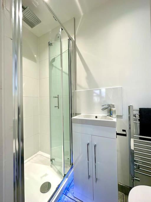 Massive New 8 Bedroom House Sleeps Up To 21 - Accepts Groups - Great Location - Free Parking - Fast Wifi - Smart Tvs - Sleeps Up To 21 People - Close To Bournemouth & Poole Town Centre & Sandbanks Экстерьер фото