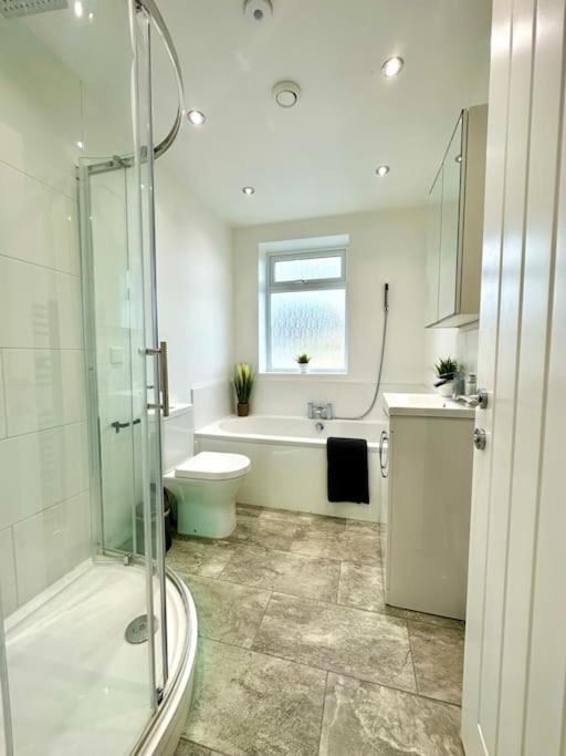Massive New 8 Bedroom House Sleeps Up To 21 - Accepts Groups - Great Location - Free Parking - Fast Wifi - Smart Tvs - Sleeps Up To 21 People - Close To Bournemouth & Poole Town Centre & Sandbanks Экстерьер фото