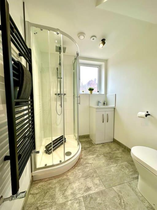 Massive New 8 Bedroom House Sleeps Up To 21 - Accepts Groups - Great Location - Free Parking - Fast Wifi - Smart Tvs - Sleeps Up To 21 People - Close To Bournemouth & Poole Town Centre & Sandbanks Экстерьер фото