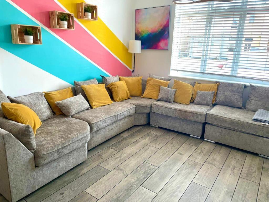 Massive New 8 Bedroom House Sleeps Up To 21 - Accepts Groups - Great Location - Free Parking - Fast Wifi - Smart Tvs - Sleeps Up To 21 People - Close To Bournemouth & Poole Town Centre & Sandbanks Экстерьер фото